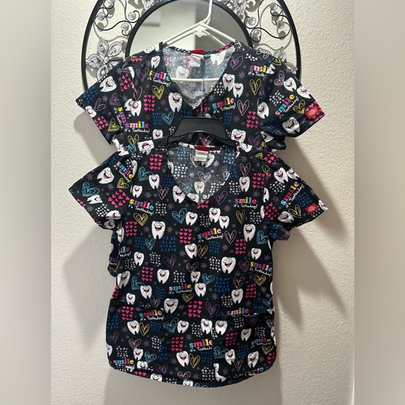 EUC Dickies V-Neck 2 Scrub Top - Picture 2 of 4